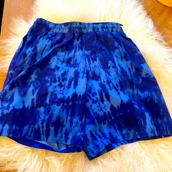 EUC 9/10 Lululemon men’s tie-die shorts in Size S!! - Picture 1 of 7